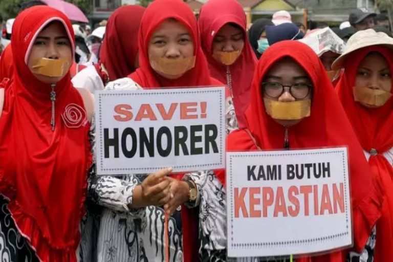 PRO KONTRA PEMECATAN GURU HONORER