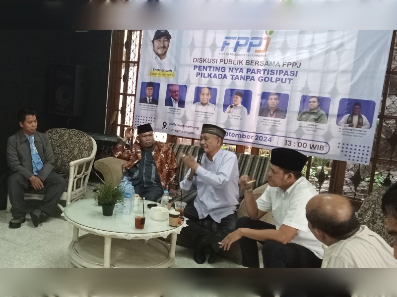Amir Hamzah (ketiga dari kanan) dalam diskusi di Kawasan Kemang, Jaksel, baru - baru ini. /kir
