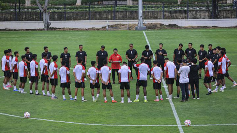 Pelatih Timnas Indonesia U-20 Indra Sjafri memberi arahan kepada Timnas U-20 jelang pertandingan Kualifikasi Piala Asia 2025, di Lapangan A GBK,Senayan, Jakarta, Selasa, 24 September 2024. /ist