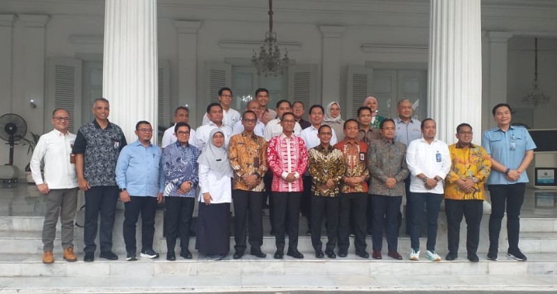 Dirut PDAM Jaya Arief Nasiruddin berphoto bersama PJ Gubernur DKI Heru Budi Hartono jelang mengakhiri masa jabatannya. *ric/andreas