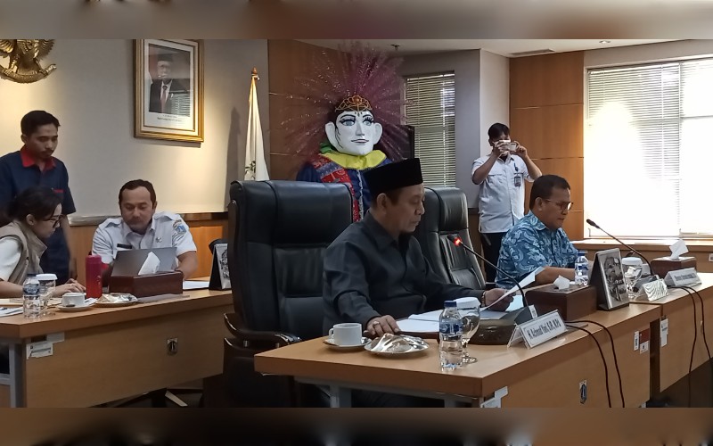 Ketua Sementara DPRD DKI Achmad Yani (kanan depan) dan Plt Sekwan Augustinus (kiri belakang baju putih). *ric/kirman
