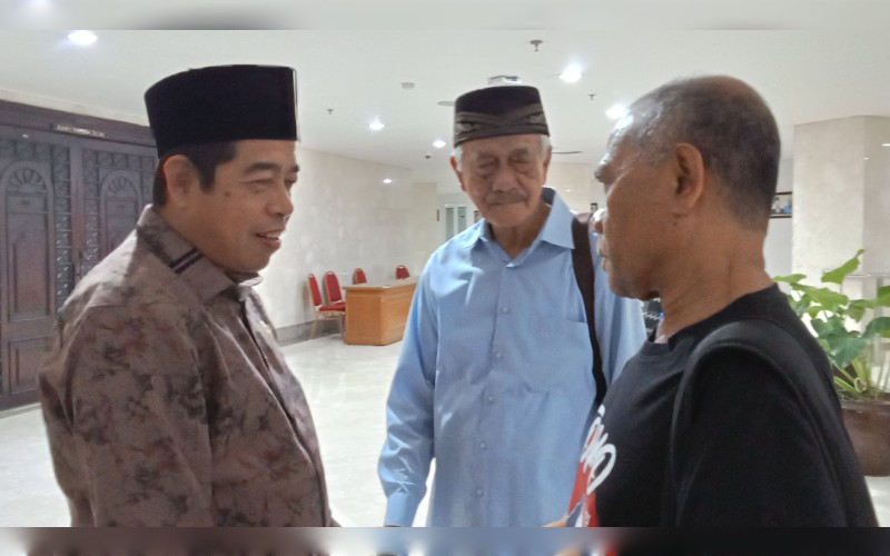 Ketua-DPRD-DKI-Jakarta-Khoiruddin-tengah-berbincang-dengan-Pengamat-Kebijakan-Publik-Amir-Hamzah-dan-Pemred-realitasindonesia.com-Andreas.*ric/kirman