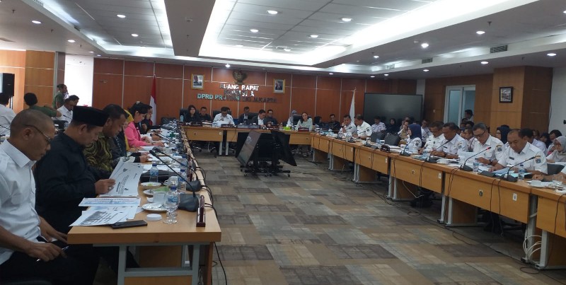 Rapat kerja Komisi A dengan Mitra Eksekutif membahas RAPBD TA 2015, Rabu (23/10/2024). *ric/andreas