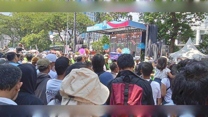 Warga dan masyarakat Jakarta menyaksikan Prabowo Subianto diambil sumpah sebagai Presiden RI dalam Sidang Paripurna MPR Minggu (20/10/2024). *ric/kirman