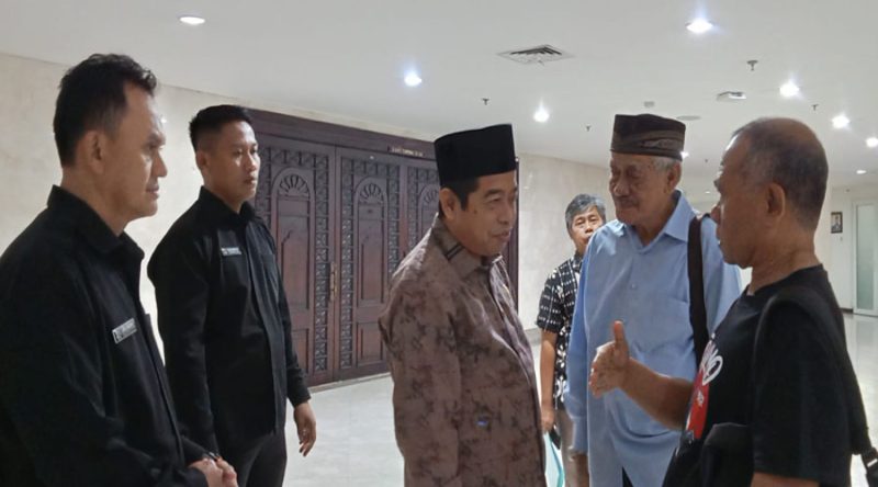 KETUA DPRD DKI Jakarta Khoiruddin usai memimpin rapat Bamus berbincang dengan Pengamat Kebijakan Publik Amir Hamzah dan Wartawan Senior Andreas yang juga Pemred realitasindonesia.com, dikawal dua PJLP Pamdal dan staf kepercayaannya, Rabu (9/10/2024). *ric/kirman