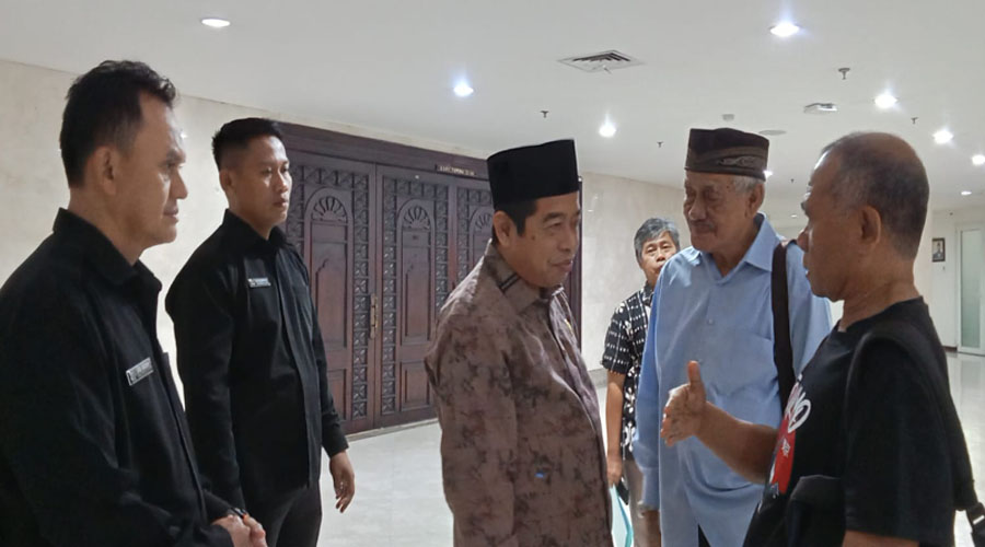 KETUA DPRD DKI Jakarta Khoiruddin usai memimpin rapat Bamus berbincang dengan Pengamat Kebijakan Publik Amir Hamzah dan Wartawan Senior Andreas yang juga Pemred realitasindonesia.com, dikawal dua PJLP Pamdal dan staf kepercayaannya, Rabu (9/10/2024). *ric/kirman