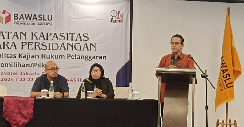Anggota-Bawaslu-DKI-Sakhtoji-memberi-sambutan.-Reki-Putra-Jaya-anggota-Bawaslu-DKI-Dwi-Hening-Wardani-(Sekretariat Bawaslu DKI)./ist