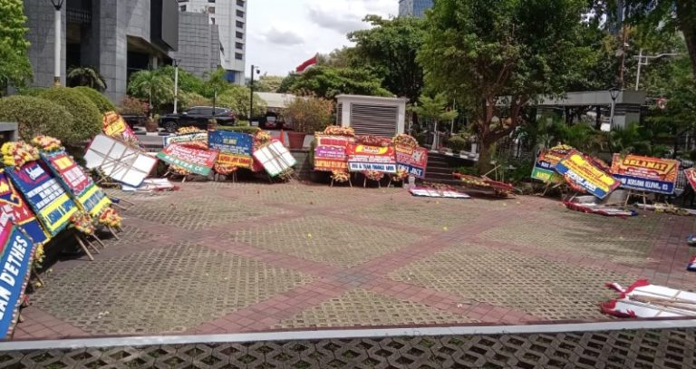 Karangan Bunga Buat Pram-Rano Berdatangan Ke DPRD