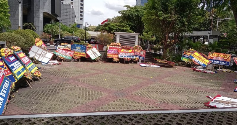 KaranganbungauntukPramono-RanoKarnodiHalamanGedungDPRDDKISabtu30112024.ricandreas