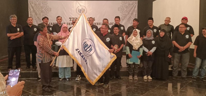 Pimpinan JaDI Pusat Nelson Simanjuntak menyerahkan petaka kepemimpinan Ketua JaDI DKI Periode 2024-2029. /ist