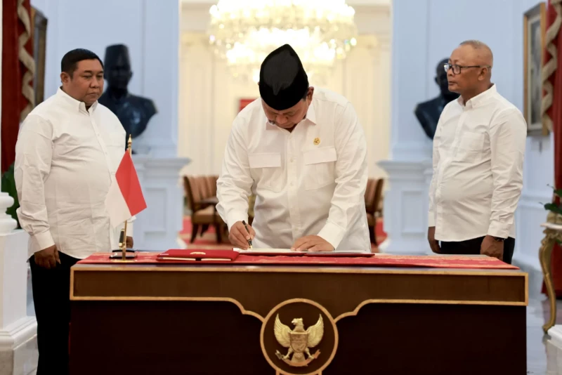 Presiden-Prabowo-Tanda Tangan Perpres penghapusan utang UMKM. /Ist