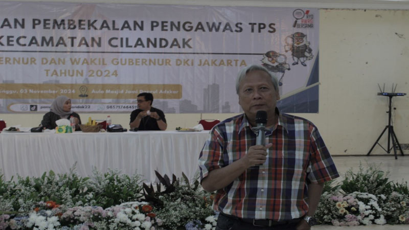 Achmad Fachrudin tengah memberikan pembekalan bagi anggota PTPS se-Kecamatan Cilandak, Minggu (3/11/2024). */ist