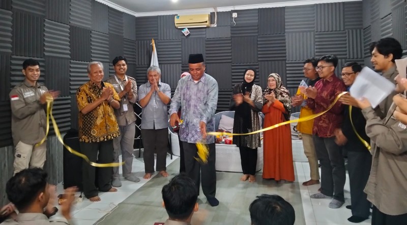 Dekan FDK UPTQ Dr. Topikurohman, MA menggunting pita pada peresmian peluncuran Lab Multimedia FDK UPTQ. *ist