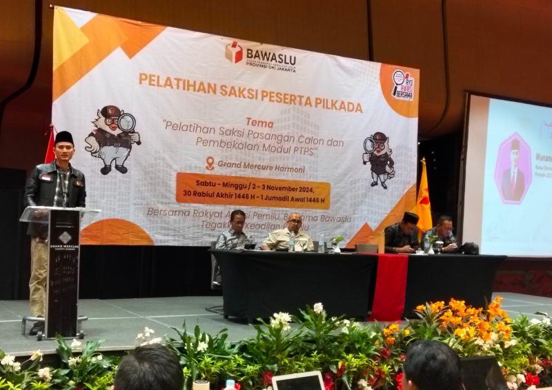 Ketua Bawaslu DKI Munandar Nugraha memberikan sambutan pada acara Bintek bagi mantan Penyelenggara Pemilu. *ist