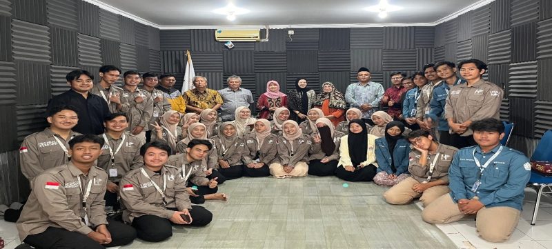 Pimpinan Fakultas, Dosen, Yayasan Mabrur, serta pengurusa HimaKOPI usai Peluncuran Lab Multimedia FDK UPTIQ. *ist