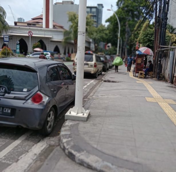 Parkir di bahu Jalan Johar sisi kanan dari arah Stasiun Gondangdia diambil Rabu (22/1/2025). *ric/andreas