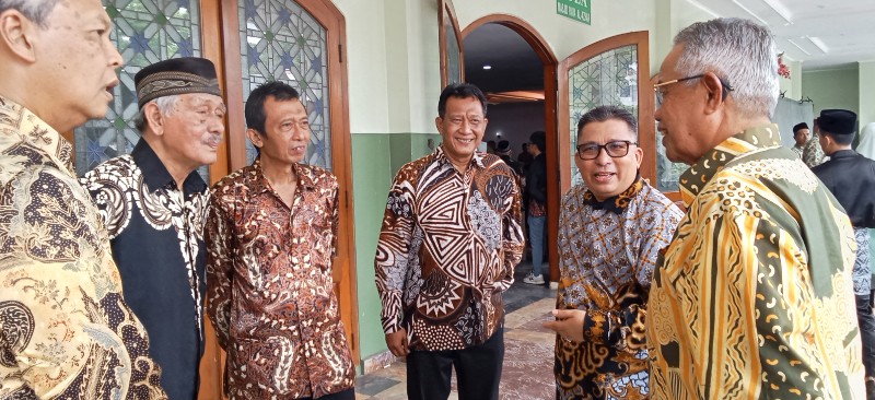 Jubir GCA Amir Hamzah (berkopiah dan berbatik hitam) saat berbincang dengan Johermansyah,mantan Ketua PSSI (kanan, membelakangi kamera). *ric/kirman