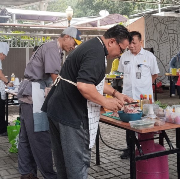 Lomba Masak - Kepala Bagian Umum Setwan DPRD DKI Jakarta Asril Ritonga (menghadap kamera) menyaksikan lomba masak di lingkungan Sekretariat DPRD DKI, Jum'at (10/1/2025). *Satria