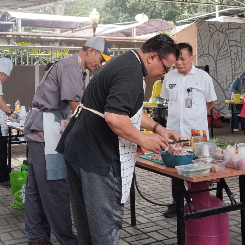 Lomba Masak - Kepala Bagian Umum Setwan DPRD DKI Jakarta Asril Ritonga (menghadap kamera) menyaksikan lomba masak di lingkungan Sekretariat DPRD DKI, Jum'at (10/1/2025). *Satria