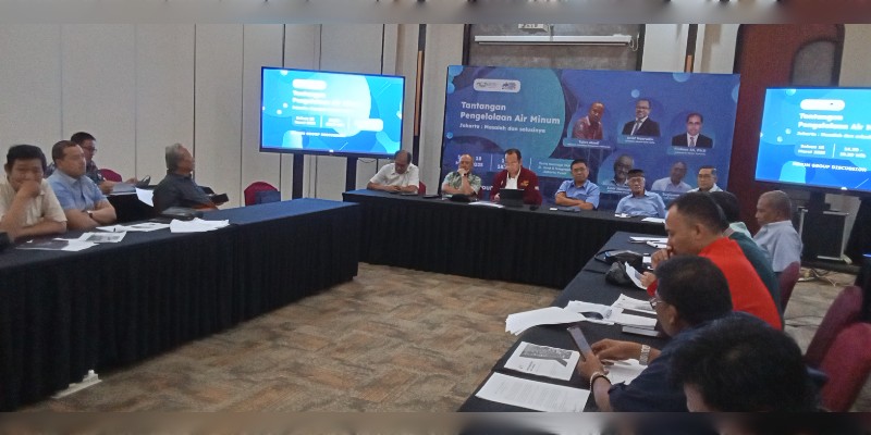 Dirut PAM Jaya bersama aktivis Jakarta dalam Forum Group Discusion (FGD) bertajuk "Tantangan Pengelolaan Air Minum", Selasa (18/3/2025). *ric/kirman