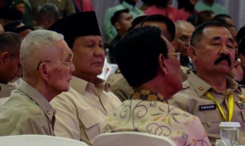 Presiden Prabowo Subianto duduk disamping Mantan Wapres Jenderal (Purn) Tri Sutrisno dalam acara halal bihalal para purnawirawan, Selasa (6/5/2025) malam. *ist