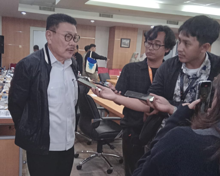Inggard Joshua, Ketua Komisi A DPRD DKI Jakarta, Kamis (24/7/2025), diwawancarai media usai memimpin rapat kerja dengan mitra eksekutif. *andreas