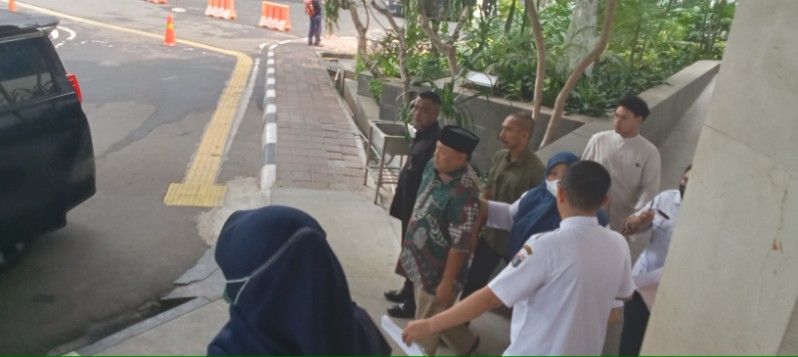 Anggota DPRD DKI Muhammad Thamrin dilarikan ke rumah sakit. Ia tengah memimpin rapat Komisi E dengan mitra eksekutif, Rabu (9/7/2025). *RIC/kirman