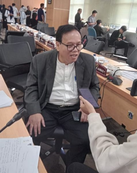 Manuara Siahaan minta Dinas Gulkarmat memprioritaskan penerimaan PJLP Gulkarmat warga Jakarta, dalam rapat kerja Komisi A dengan Mitra Eksekutif saat pembahasan Rancangan KUA & PPAS APBD TA 2026, Rabu (7/8/2025), di ruangan Komisi A DPRD DKI Jakarta. *Andreas/ric