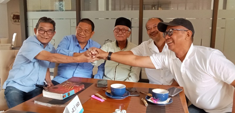Pandawa Lima: Dari Kiri ke Kanan: Rico Sinaga (Amarta), Sugiyanto (Katar), Amir Hamzah (McWE), Tom Pasaribu (JPW/KP3-I) dan Syaiful Jihad (Humanika). *Kirman/ric