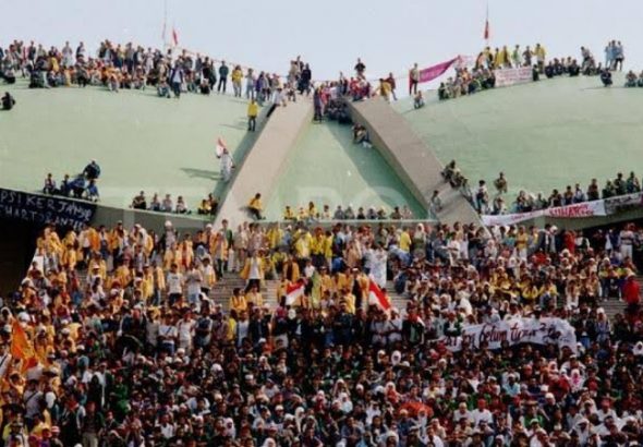 Pendudukan Gedung DPR saat aksi reformasi 1998. *ist