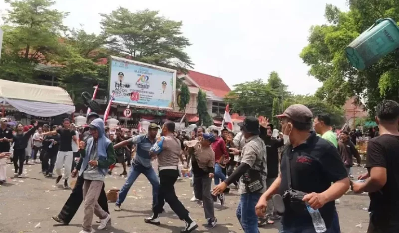 Rusuh Pati - Demo rakyat Kabupaten Pati berakhir rusuh, baru - baru ini. Demo tersebut akibat arogansi Bupati Sadewo yang menantang rakyat Pati karena menolak kenaikan pajak PBB. *ist