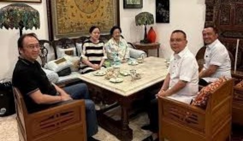 Sufni Dasco Ahmad bersama Ketua Umum PDI Perjuangan Megawati Soekarnoputri berserta putra - putrinya. *ist