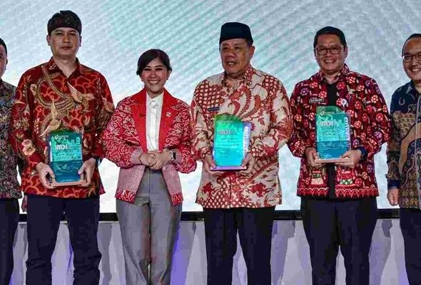 Menteri Komunikasi dan Digital (Komdigi) Meutia Hafid (ketiga dari kiri) memberikan penghargaan IMDI 2025 di Ganara Art Space, FX Sudirman, Jakarta, pada Kamis, 2 Oktober 2025. *(Foto: Jakarta.go.id).