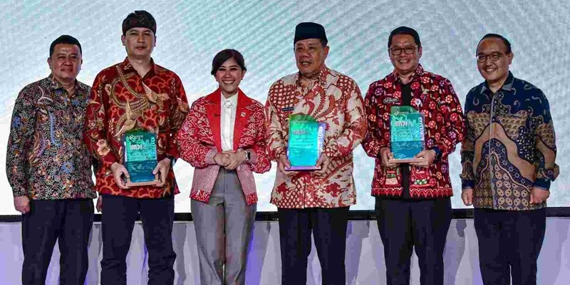Menteri Komunikasi dan Digital (Komdigi) Meutia Hafid (ketiga dari kiri) memberikan penghargaan IMDI 2025 di Ganara Art Space, FX Sudirman, Jakarta, pada Kamis, 2 Oktober 2025. *(Foto: Jakarta.go.id).
