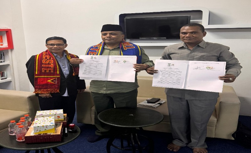 Dr Nanang Kuswara MM, Dr Topikurohman MA dan Abdullah Inacio Antonio Soares MPdI, usai menandatangani Kerjasama FDIK PTIQ Jakarta dengan Conistil Timor Leste, Senin (17/11/2025). *Ist