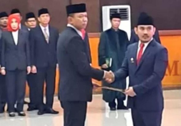 Bupati Bekasi Ade Kuswara Kunang melantik Endin Samsudin sebagai Sekretaris Daerah Kabupaten Bekasi di Gedung KH Noer Ali, Komplek Pemerintah Kabupaten Bekasi, Cikarang Pusat, Jumat (28/11/2025). *Ist