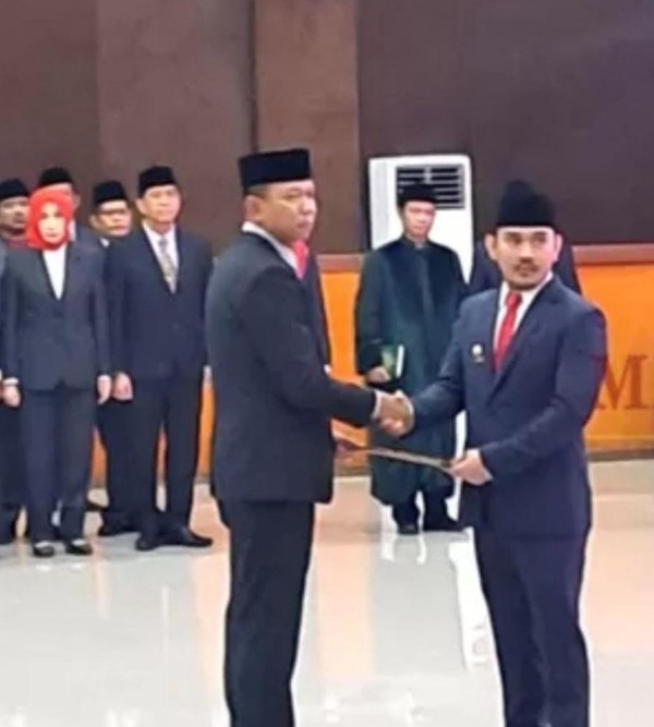 Bupati Bekasi Ade Kuswara Kunang melantik Endin Samsudin sebagai Sekretaris Daerah Kabupaten Bekasi di Gedung KH Noer Ali, Komplek Pemerintah Kabupaten Bekasi, Cikarang Pusat, Jumat (28/11/2025). *Ist