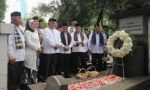 Mantan Gubernur DKI Jakarta Fauzi Bowo bersama para tokoh Betawi lainnya nyekar ke makam Mohammad Husni Thamrin. *Ist