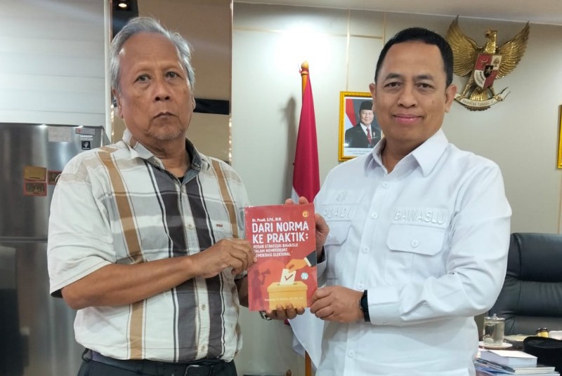 Penulis berkesempatan mendapat langsung buku dari penulisnya Dr. Puadi, MM, belum lama ini. *Ist