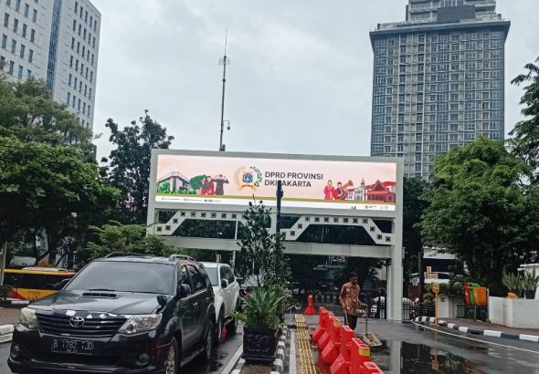 Videotron Gapura DPRD DKI Jakarta dari arah dalam. *Andreas.