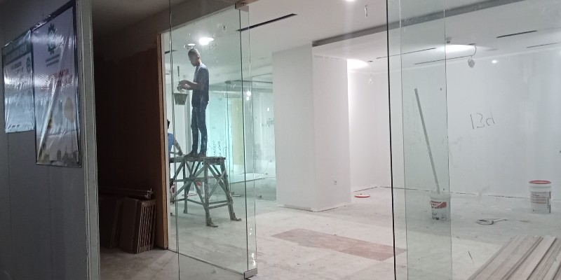 Seorang pekerja tengah melakukan pekerjaan renovasi di salah satu ruangan. Proyek renovasi gedung DPRD DKI Jakarta ditengarai menjadi ladang bancakan. *dok-ric