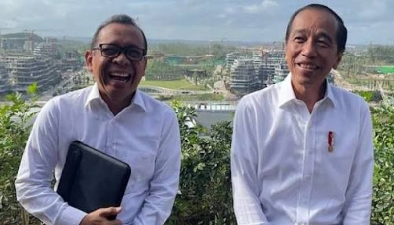 Pratikno bersama mantan Presiden Joko Widodo saat masih berkuasa. *Ist