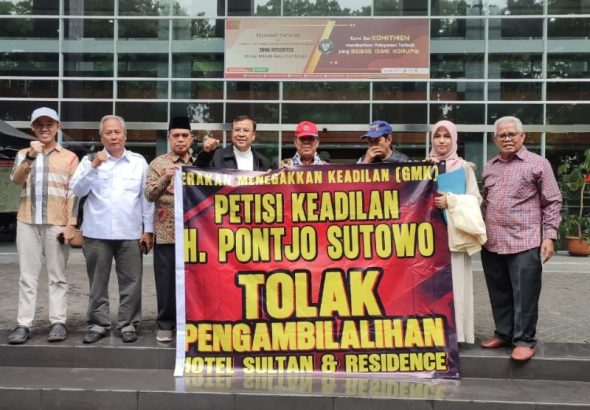 Gerakan Menegakkan Keadilan (GMK) Universitas PTIQ mendatangi Pengadilan Jakarta Pusat untuk memprotes pengosongan Hotel Sultan. *Ist