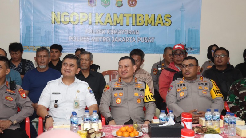 Kapolres Jakarta Pusat Kombes Pol Reynold bersama Camat Kemayoran Dikcy dan jajaran lainnya. *Ist