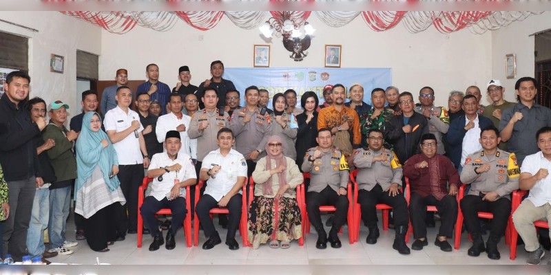 Kapolres Jakarta Pusat berfoto bersama warga. *Ist