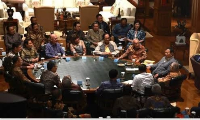 Presiden Prabowo Subianto melakukan pertemuan dengan sejumlah perwakilan pengusaha yang tergabung dalam Asosiasi Pengusaha Indonesia (APINDO), di Hambalang, Senin (9/2/2026). *Ist