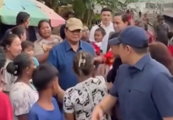 Presiden Prabowo Soebianto melakukan kunjungan ke bantaran rel kereta api Senen, Jakarta Pusat, Kamis (26/3/2026). Presiden Prabowo disambut gegap gempita warga. *RIC/asep