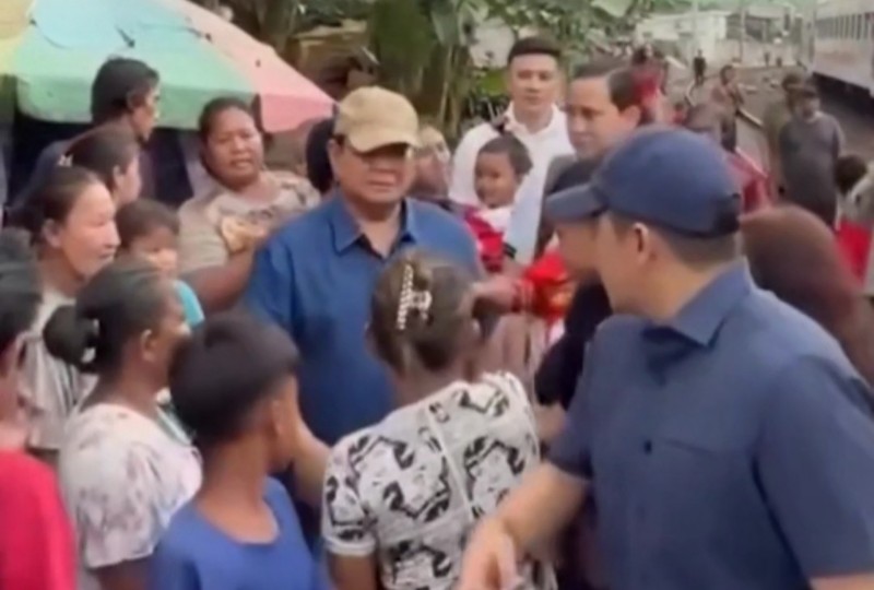 Presiden Prabowo Soebianto melakukan kunjungan ke bantaran rel kereta api Senen, Jakarta Pusat, Kamis (26/3/2026). Presiden Prabowo disambut gegap gempita warga. *RIC/asep