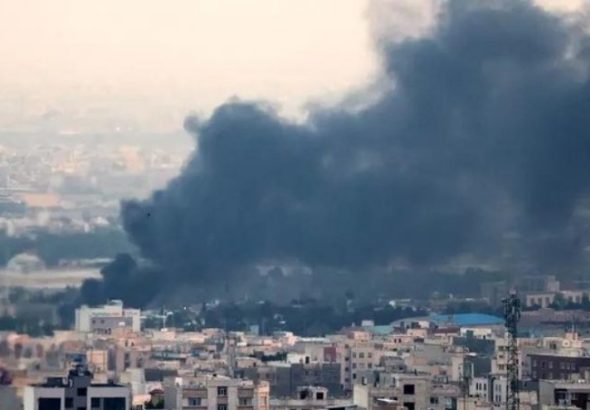 Kepulan asap menjulang dari lokasi yang dilanda ledakan saat Israel melancarkan serangan ke Teheran, Ibukota Iran, Sabtu (28/2/2026). *Ist