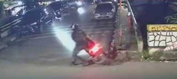 Potongan video Wakil Koordinator Komisi untuk Orang Hilang dan Korban Tindak Kekerasan (KontraS) Andrie Yunus, disiram air keras, baru - baru ini. *Ist